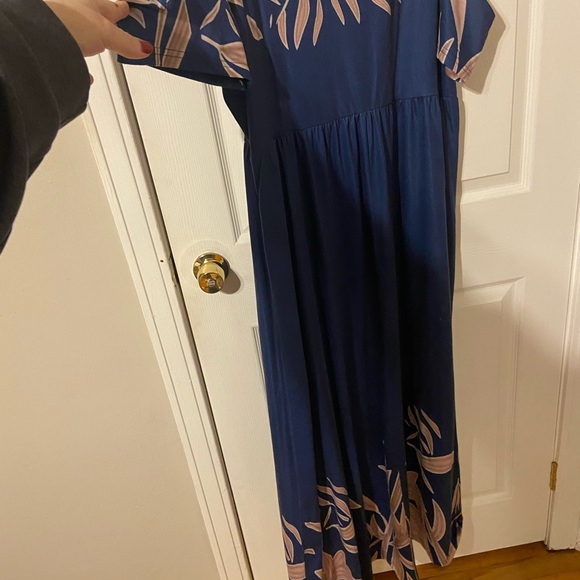 Navy Blue Floral Cold Shoulder Maxi Dress
Measurements in photos runs small - Picture 7 of 8